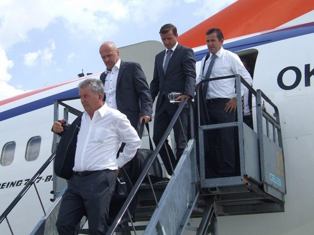 Realizační tým po přistání v Budapešti - asistent Josef Pešice, trenér Michal Bílek, manažer Vladimír Šmicer a asistent Tomáš Galásek.