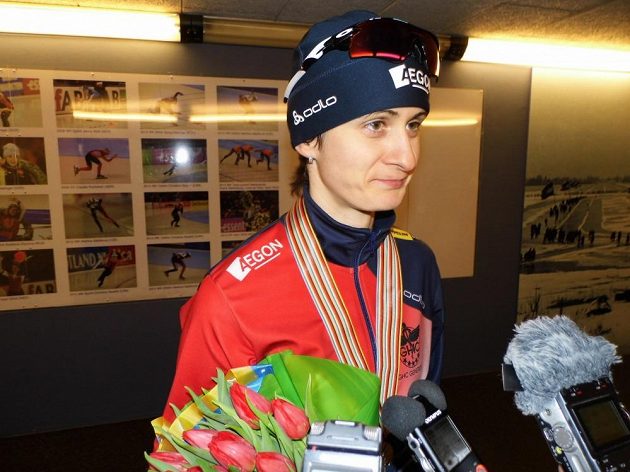 Rychlobruslařka Martina Sáblíková v rozhovoru s novináři po závodě na pět kilometrů na MS v Heerenveenu.
