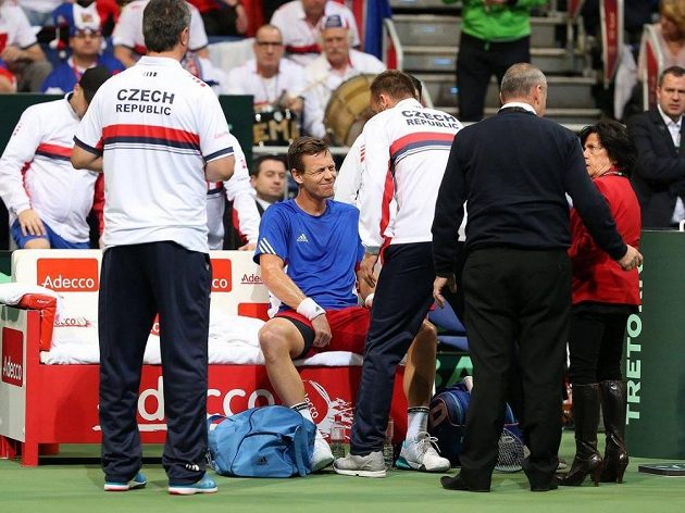 Tomáš Berdych s bolestivou grimasou během nedělní dvouhry v daviscupovém utkání v Německu.