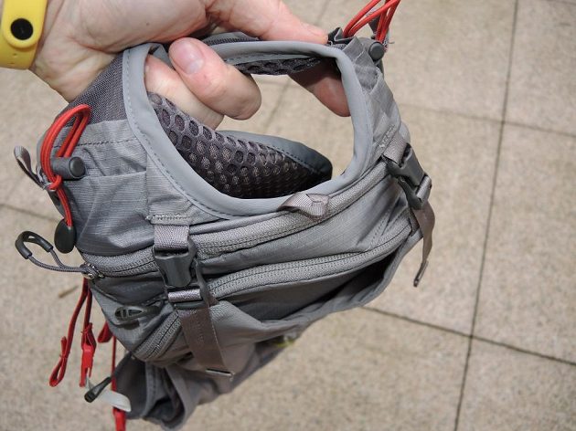 Běžecká vesta/batoh Osprey Duro 6 - horní pohled odkrývá zipy kapes i poutka na hole.
