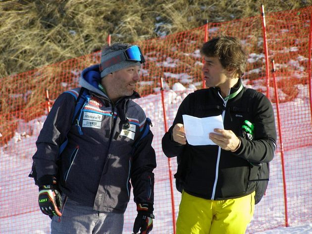 Tomáš Bank (vlevo) s Kristianem Ghedinou při prohlídce trati před pátečním závodem super-G ve Val Gardeně.