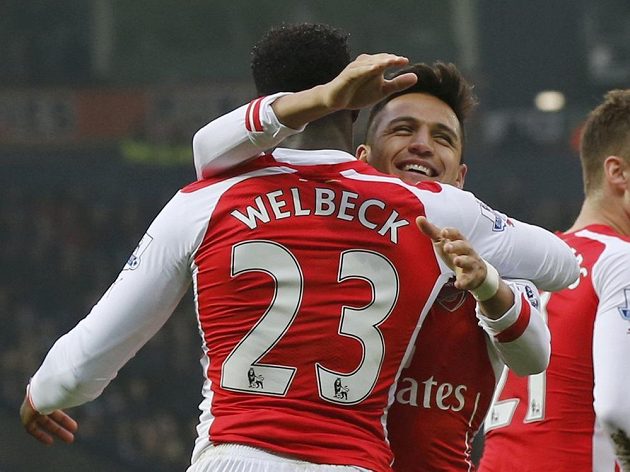 Alexis Sánchez (vpravo) gratuluje Dannymu Welbeckovi ke vstřelenému gólu v utkání s WBA.