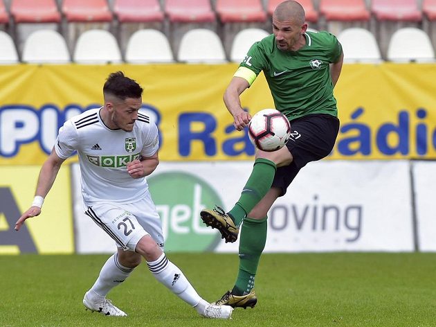 Jan Rezek z Příbrami (vpravo) a Martin Bukata z Karviné v akci během utkání nejvyšší soutěže.