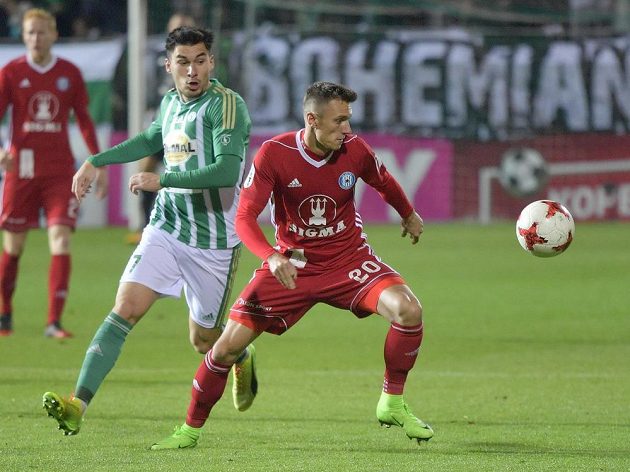 Zleva Rudolf Reiter z Bohemians a Šimon Falta z Olomouce v souboji o míč v utkání první ligy.