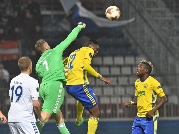 Zleva Denis Vavro a brankář Stephan Andersen z Kodaně a Ibrahim Benjamin Traoré a Ubong Moses Ekpai ze Zlína.