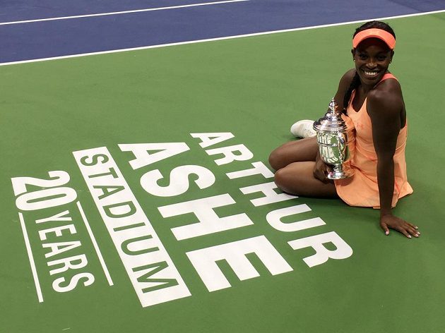 Americká tenistka Sloane Stephensová porazila ve finále US Open krajanku Madison Keysovou 6:3 a 6:0 a vyhrála první grandslamový turnaj v kariéře. Chvíle štěstí si užívala naplno a s úsměvem pózovala fotografům.
