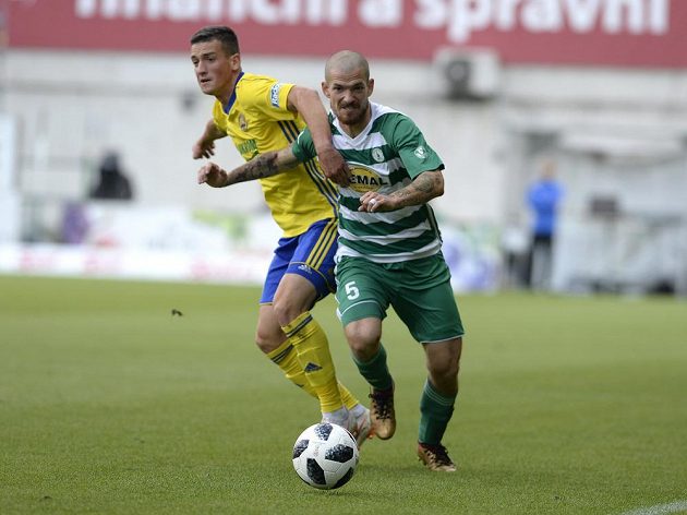Zleva Lukáš Holík ze Zlína a David Bartek z Bohemians v utkání osmého kola fotbalové ligy.
