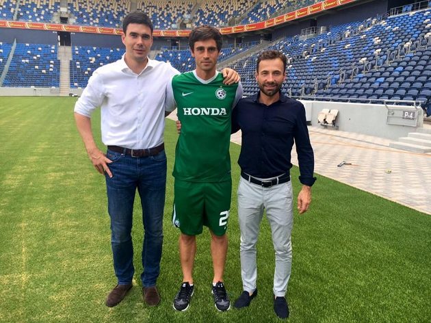 Kamil Vacek na moderním stadiónu Maccabi Haifa spolu se svými manažery Jindřichem Šťastným (vlevo) a Viktorem Kolářem.