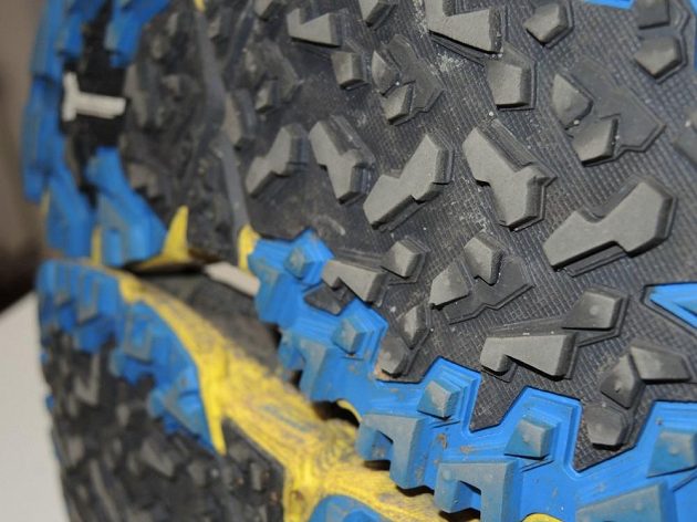 Běžecké krosové boty Mizuno Wave Daichi 2 - na některých místech se už drobné špuntíky rozloučily.