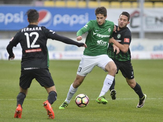 Jablonecký záložník Vojtěch Kubišta (uprostřed) v souboji s Denisem Laňkou z Příbrami. Vlevo přihlíží obránce Středočechů Marco Ferrara.