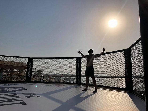 Jsem tu. Jiří Procházka v kleci UFC.