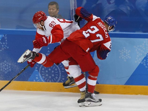 Martin Růžička v souboji s Nikitou Nestěrovem v semifinále olympijského turnaje.
