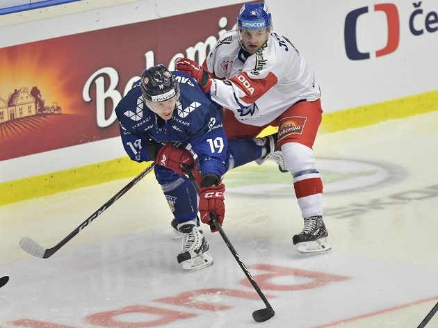 V souboji o puk (zleva) Veli-Matti Savinainen z Finska a český zadák Jakub Jeřábek.