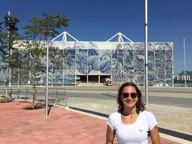 Barbora Závadová před olympijským plaveckým areálem.