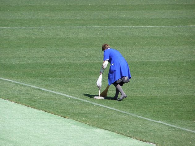 Netradiční úprava plochy na Stadiónu republiky v Jerevanu, kde se bude hrát úterní kvalifikační utkání mezi Aménií a Českem.