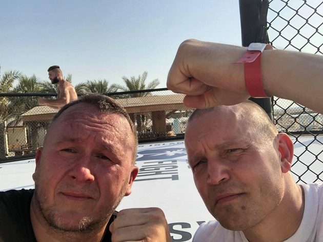 Trenéři Jaroslav Hovězák (vlevo) a Martin Karaivanov, který má na ruce náramek, ten obdrží na UFC v Abú Zabí každý, kdo má negativní testy na koronavirus.