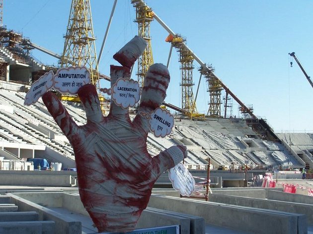 Zahraniční dělníci mají přímo na budoucí ploše Chalífa Stadium varování, že nemají bezpečnost při práci ani na chvíli podcenit.