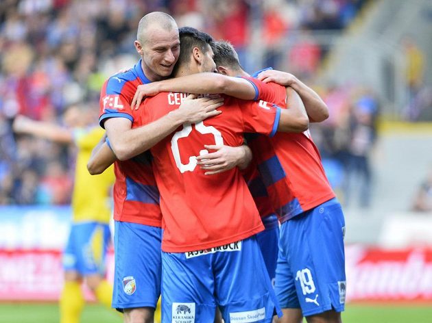 Fotbalisté Plzně se radují z prvního gólu, který dal Teplicím Aleš Čermák (uprostřed).