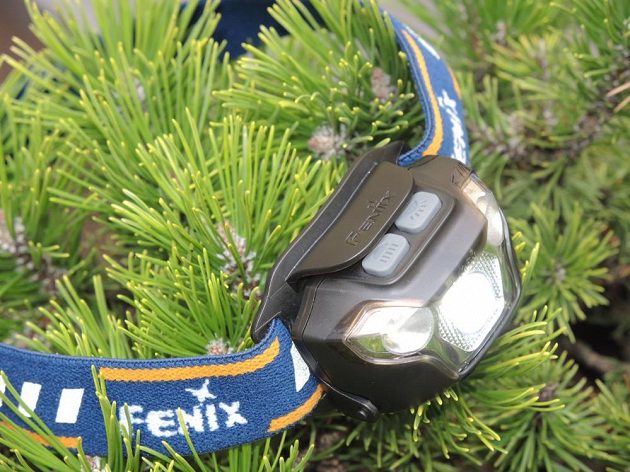 Čelovka Fenix HL26R: Kromě odolnosti nabízí také 3 světelné diody a 4 indikační.