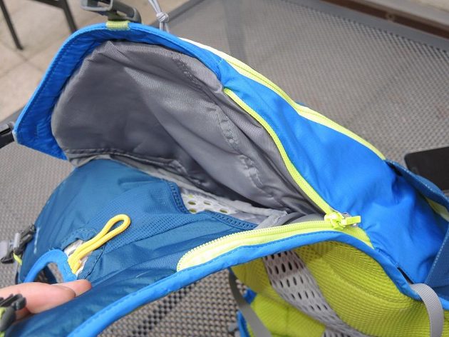 Běžecký batoh/běžecká vesta CamelBak Ultra 10 - samostatná přihrádka na hydratační vak.