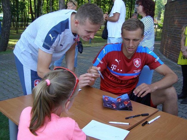 Jakub Jankto (vlevo) a Tomáš Souček během autogramiády po čtvrtečním tréninku české fotbalové reprezentace do 21 let v polských Tychách.
