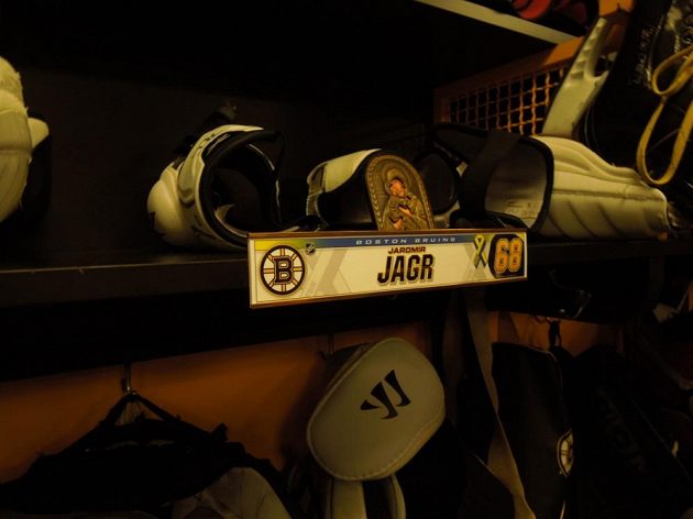 Pravoslavná ikona figuruje mezi hokejovým nádobíčkem Jaromíra Jágra v kabině Bostonu.