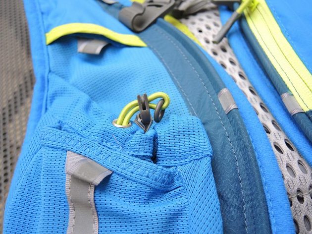 Běžecký batoh/běžecká vesta CamelBak Ultra 10 - detail stahování velké přední kapsy.