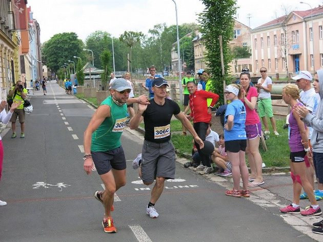 Plácnutí a poslední předání dvou Janů.