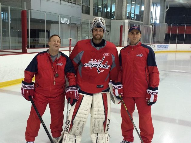 Martin Láska (vpravo) s gólmanem Washingtonu Bradenem Holtbym (uprostřed) a trenérem brankářů Capitals Mitchem Kornem.