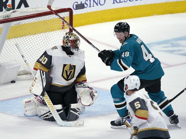 Tomáš Hertl ze San José slaví víězný gól spoluhráče Burnse do sítě brankáře Malcolma Subbana v zápase NHL proti Vegas.