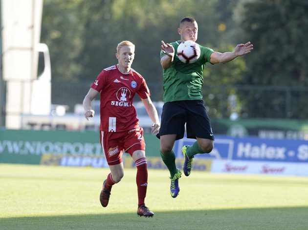 Příbramský Miroslav Slepička zpracovává míč, sleduje ho Václav Jemelka z Olomouce.