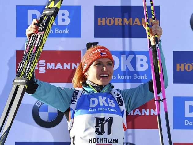 Gabriela Koukalová se raduje z druhého místa ve vytrvalostním závodě na MS.