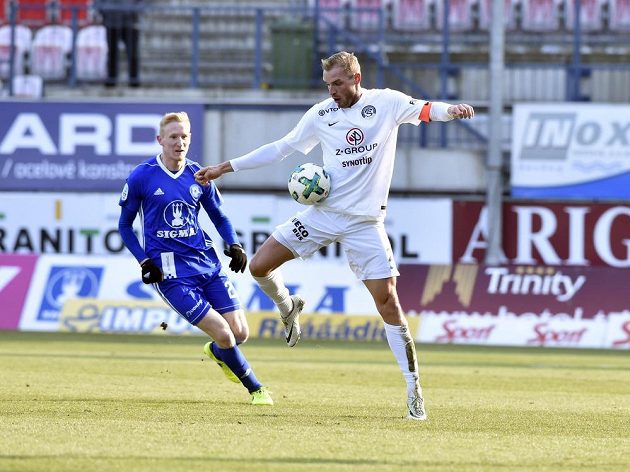 Vlastimil Daníček ze Slovácka (vpravo) si zpracovává míč před olomouckým Václavem Jemelkou.