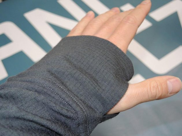 Icebreaker Ellipse Long Sleeve Half Zip Hood: Stačí protáhnout palec a z rukávu je poloviční rukavice.