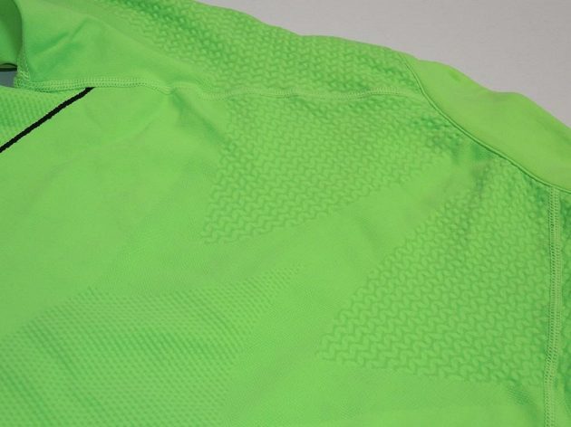 Termotriko Mizuno BG WAVE LS HZ: Bohatě strukturovaná jsou především ramena a záda.