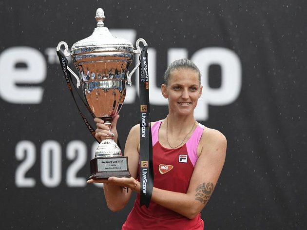 Tenistka Karolína Plíšková s pohárem pro vítězku LiveScore Cupu po výhře nad Terezou Martincovou.
