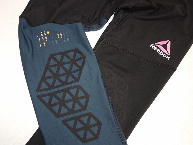 Běžecké kompresní legíny Reebok Spartan Stealth: Detail kolenních výztuh.