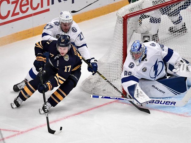 Útočník Buffala Vladimír Sobotka (17) se přes obránce Tampy Ryana McDonagha (27) snaží procpat před brankáře Andreje Vasilevského během utkání NHL ve Stockholmu.