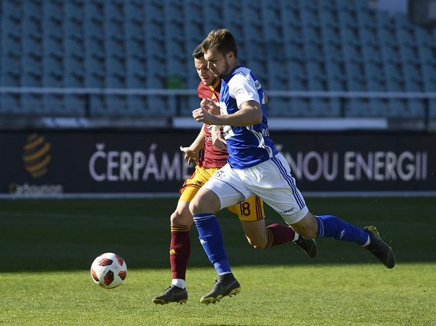 Daniel Souček z Dukly a Nikolaj Komličenko z Boleslavi v běžeckém souboji během během utkání první ligy.