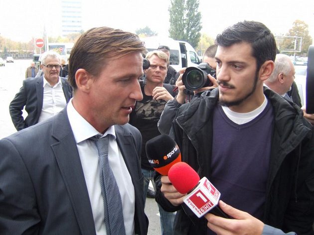 Manažer fotbalové reprezentace Vladimír Šmicer v rozhovoru pro bulharské televize po přistání v Sofii.