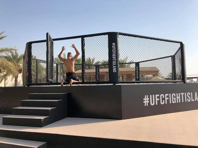 Jiří Procházka vstupuje do UFC klece v Abú Zabí.