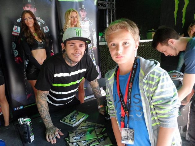 Britský plochodrážník Tai Woffinden (vlevo) předvedl na autogramiádě pro fanoušky před závodem v Praze tetování i nezvyklé ozdoby v uších.
