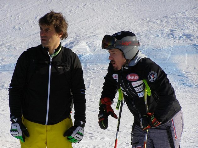 Ondřej Bank s Kristianem Ghedinou během prohlídky trati před závodem super-G ve Val Gardeně.