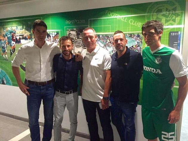 Kamil Vacek (první zprava) po podpisu smlouvy s Maccabi Haifa.