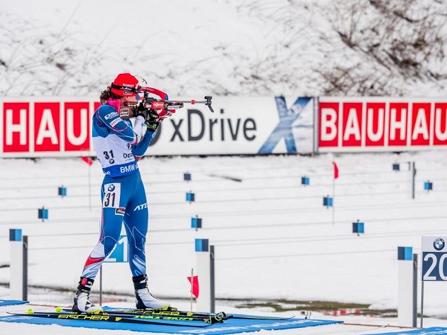 Veronika Vítková při střelbě během sprintu v Oberhofu.