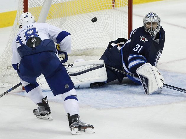 Ondřej Palát (vlevo) z Tampy Bay Lightning překonává Ondřeje Pavelce z Winnipegu Jets v zápase kanadskoamerické NHL.