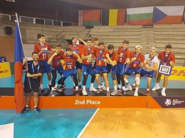 Česká radost. Volejbalisté do 18 let vezou z mistrovství Evropy v Itálii stříbrné medaile.