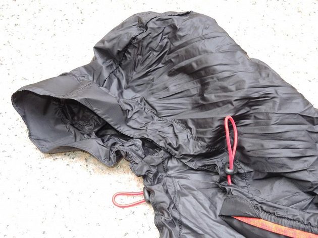 CompresSport Trail Hurricane Jacket - kapuce je stahovatelná z obou stran a má vyztužený kšilt.
