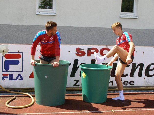 Brankář Luděk Vejmola a záložník Martin Hašek v ledové lázni, která pomáhá v regeneraci.