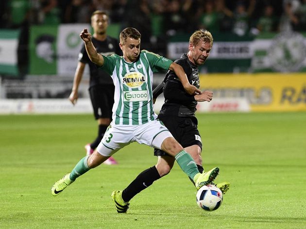 Dominik Mašek z Bohemians 1905 (vlevo) v souboji s jabloneckým záložníkem Tomášem Hübschmanem.